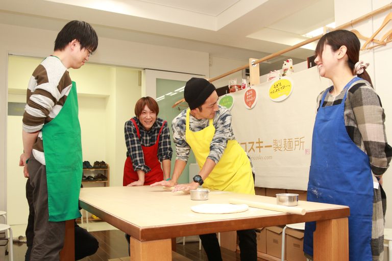 今日もにぎやか！おいしいうどんができました 手打ちうどん作り体験教室 2016年12月 20161210-7.jpg – イリコスキー製麺所