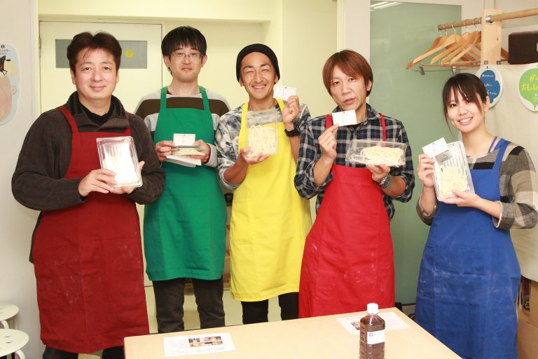 今日もにぎやか！おいしいうどんができました 手打ちうどん作り体験教室 2016年12月 20161210-8.jpg – イリコスキー製麺所