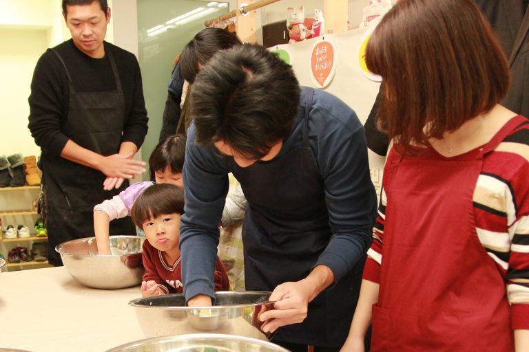 今日もにぎやか！おいしいうどんができました 手打ちうどん作り体験教室 2016年12月 20161211-2.jpg – イリコスキー製麺所