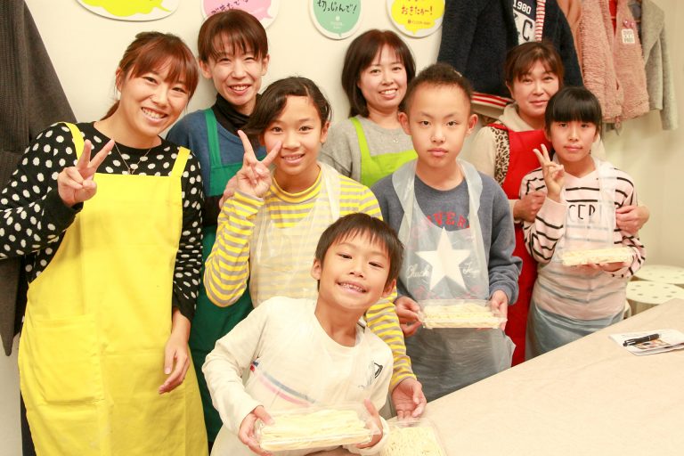 今日もにぎやか！おいしいうどんができました 手打ちうどん作り体験教室 2016年12月 20161211-5.jpg – イリコスキー製麺所