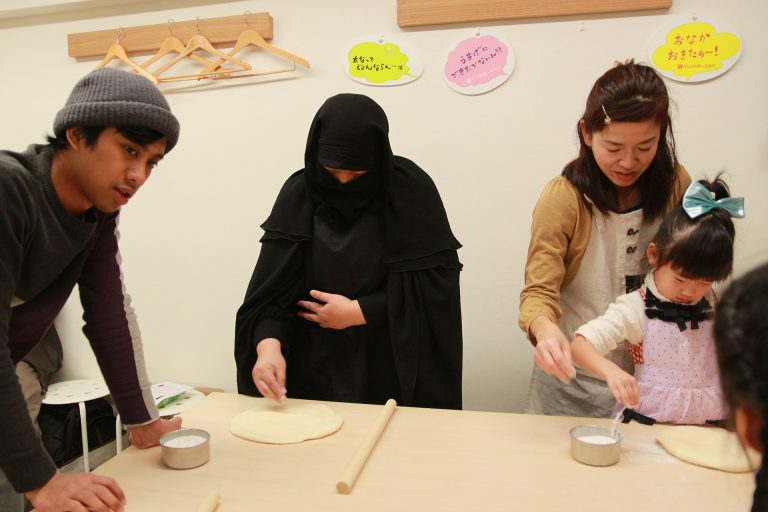 今日もにぎやか！おいしいうどんができました 手打ちうどん作り体験教室 2016年12月 20161212-1.jpg – イリコスキー製麺所