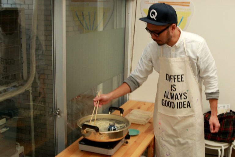 今日もにぎやか！おいしいうどんができました 手打ちうどん作り体験教室 2016年12月 20161217-2.jpg – イリコスキー製麺所