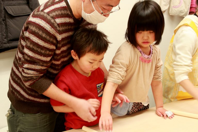 今日もにぎやか！おいしいうどんができました 手打ちうどん作り体験教室 2016年12月 20161217-5.jpg – イリコスキー製麺所