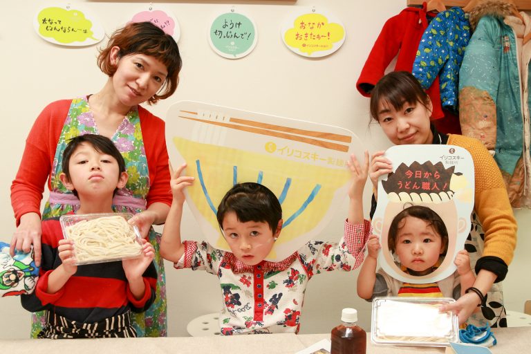 今日もにぎやか！おいしいうどんができました 手打ちうどん作り体験教室 2016年12月 20161220-1.jpg – イリコスキー製麺所