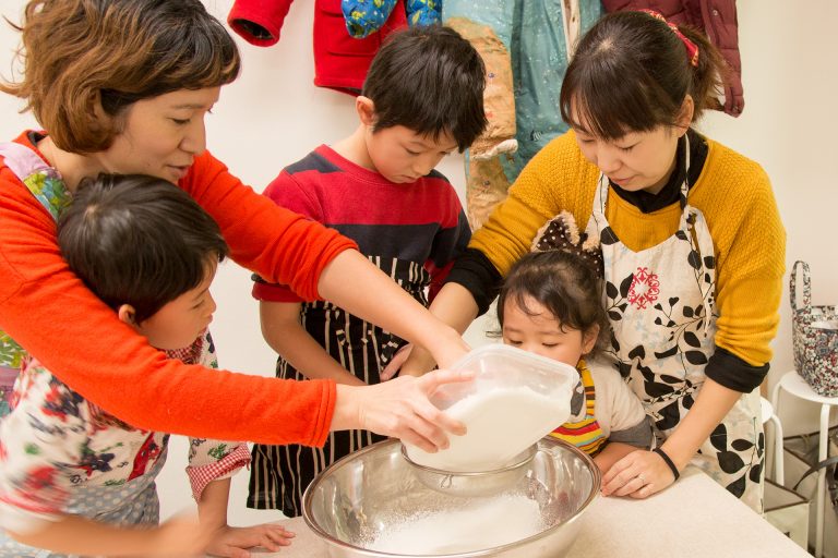 今日もにぎやか！おいしいうどんができました 手打ちうどん作り体験教室 2016年12月 20161220-3.jpg – イリコスキー製麺所