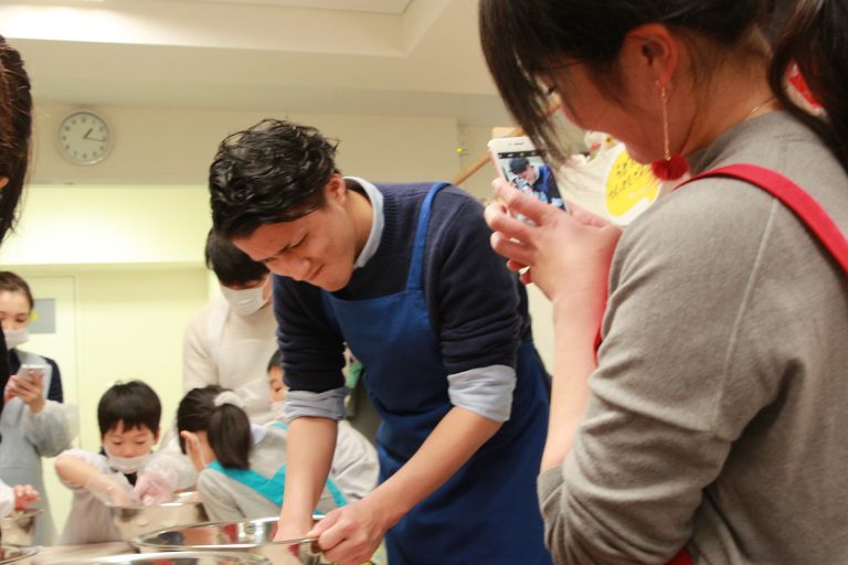 今日もにぎやか！おいしいうどんができました 手打ちうどん作り体験教室 2016年12月 20161223-10.jpg – イリコスキー製麺所