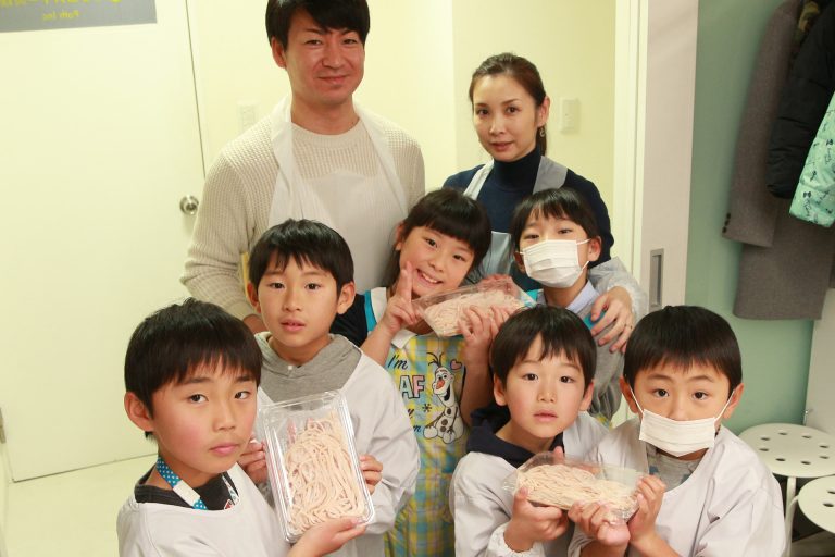 今日もにぎやか！おいしいうどんができました 手打ちうどん作り体験教室 2016年12月 20161223-13.jpg – イリコスキー製麺所