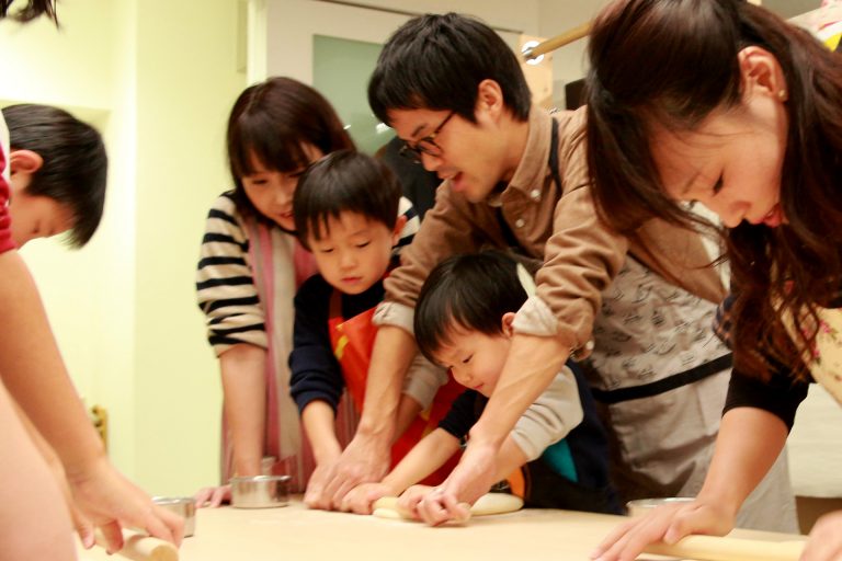 今日もにぎやか！おいしいうどんができました 手打ちうどん作り体験教室 2016年12月 20161223-18.jpg – イリコスキー製麺所