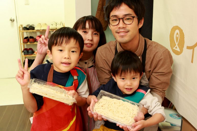 今日もにぎやか！おいしいうどんができました 手打ちうどん作り体験教室 2016年12月 20161223-20.jpg – イリコスキー製麺所