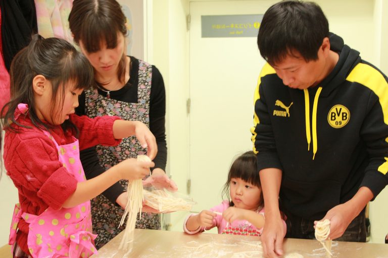 今日もにぎやか！おいしいうどんができました 手打ちうどん作り体験教室 2016年12月 20161223-5.jpg – イリコスキー製麺所
