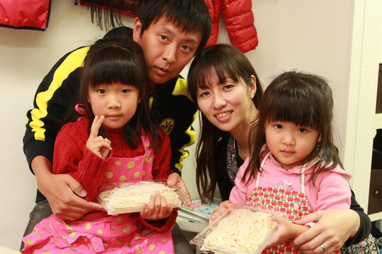 今日もにぎやか！おいしいうどんができました 手打ちうどん作り体験教室 2016年12月 20161223-6.jpg – イリコスキー製麺所