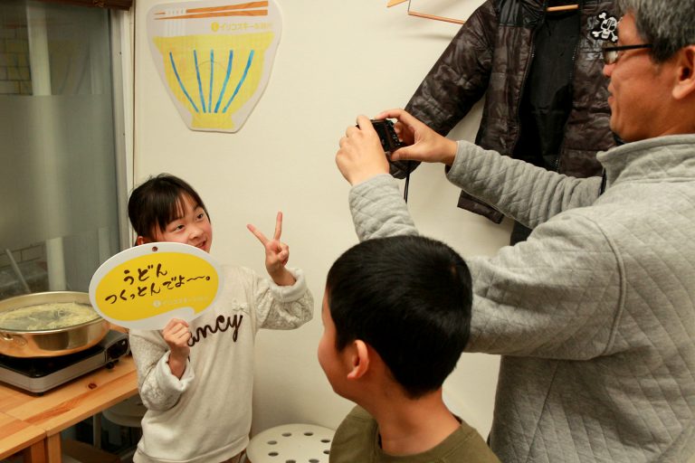 今日もにぎやか！おいしいうどんができました 手打ちうどん作り体験教室 2016年12月 20161223-8.jpg – イリコスキー製麺所