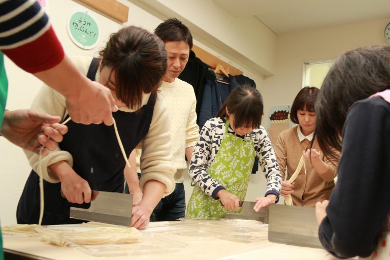 今日もにぎやか！おいしいうどんができました 手打ちうどん作り体験教室 2016年12月 20161224-10.jpg – イリコスキー製麺所