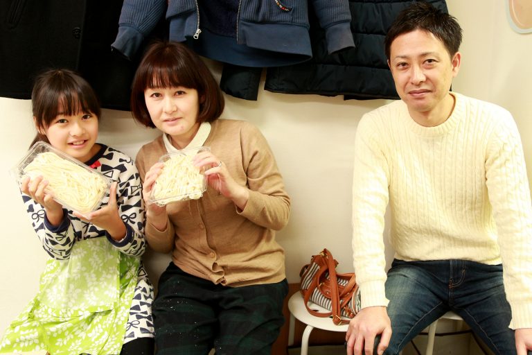 今日もにぎやか！おいしいうどんができました 手打ちうどん作り体験教室 2016年12月 20161224-12.jpg – イリコスキー製麺所