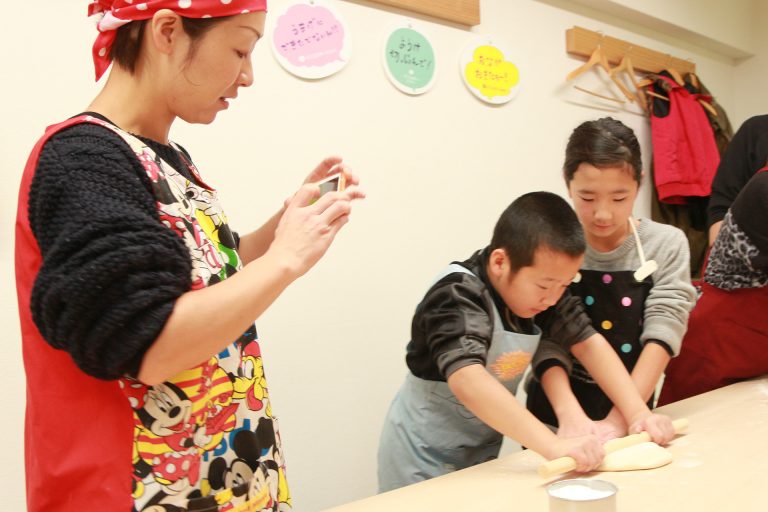今日もにぎやか！おいしいうどんができました 手打ちうどん作り体験教室 2016年12月 20161224-2.jpg – イリコスキー製麺所