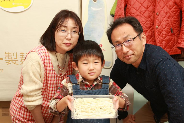今日もにぎやか！おいしいうどんができました 手打ちうどん作り体験教室 2016年12月 20161224-4.jpg – イリコスキー製麺所