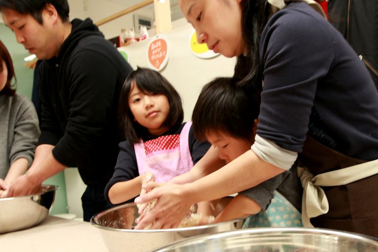 今日もにぎやか！おいしいうどんができました 手打ちうどん作り体験教室 2016年12月 20161224-6.jpg – イリコスキー製麺所
