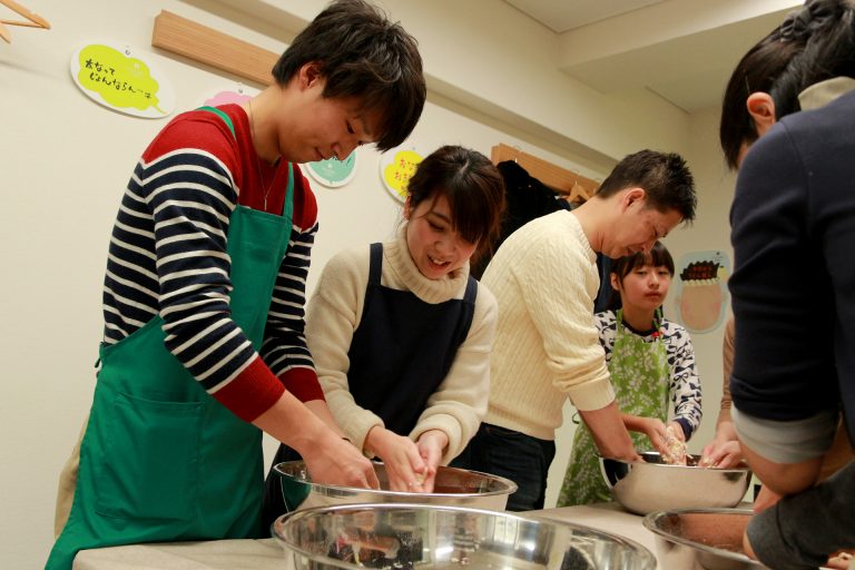 今日もにぎやか！おいしいうどんができました 手打ちうどん作り体験教室 2016年12月 20161224-7.jpg – イリコスキー製麺所