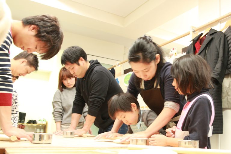 今日もにぎやか！おいしいうどんができました 手打ちうどん作り体験教室 2016年12月 20161224-8.jpg – イリコスキー製麺所