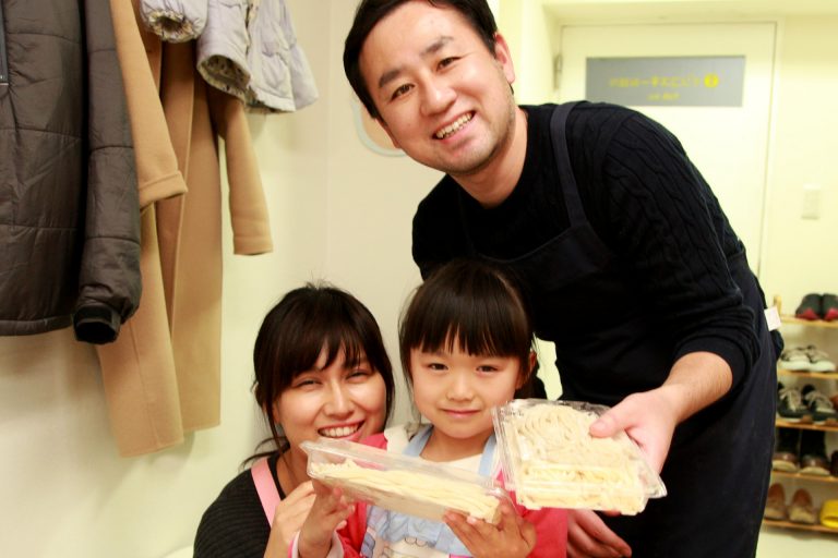 今日もにぎやか！おいしいうどんができました 手打ちうどん作り体験教室 2016年12月 20161225-13.jpg – イリコスキー製麺所