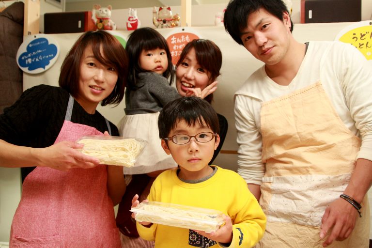 今日もにぎやか！おいしいうどんができました 手打ちうどん作り体験教室 2016年12月 20161225-14.jpg – イリコスキー製麺所