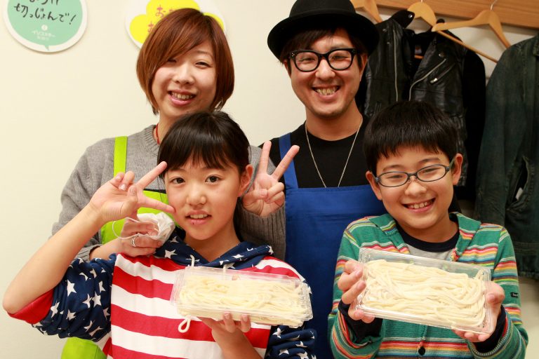 今日もにぎやか！おいしいうどんができました 手打ちうどん作り体験教室 2016年12月 20161225-19.jpg – イリコスキー製麺所
