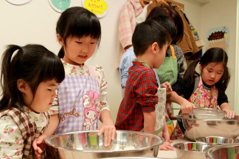 今日もにぎやか！おいしいうどんができました 手打ちうどん作り体験教室 2016年12月 20161225-2.jpg – イリコスキー製麺所