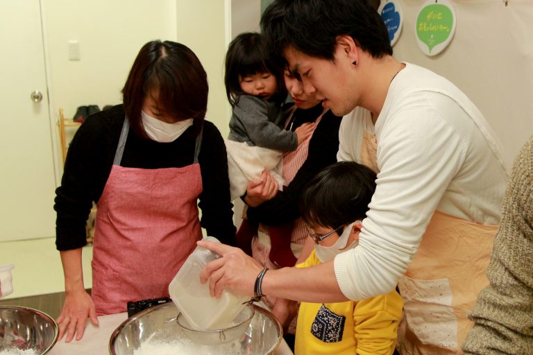 今日もにぎやか！おいしいうどんができました 手打ちうどん作り体験教室 2016年12月 20161225-7.jpg – イリコスキー製麺所