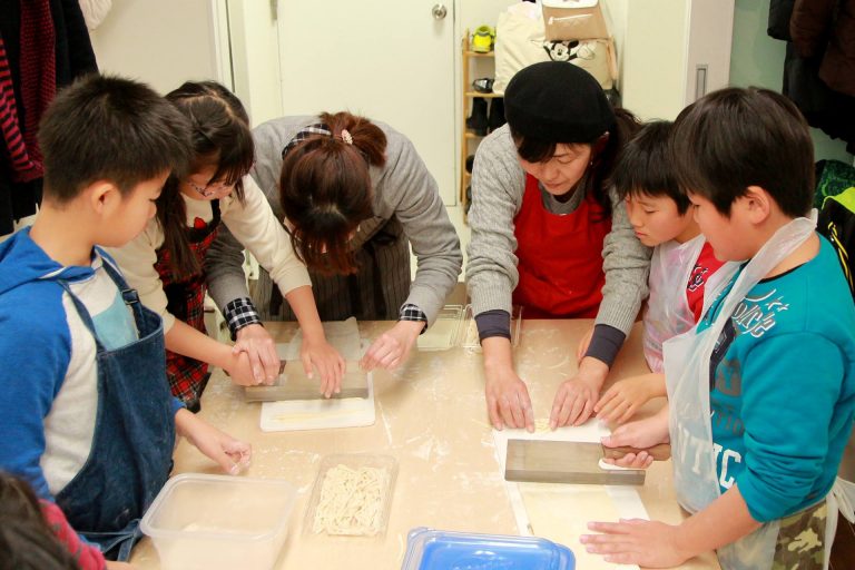 帰省先からお戻りになる前に 手打ちうどん作り体験教室 2017年1月 1.jpg – イリコスキー製麺所