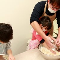 発表会の季節、代休の月曜日もたくさんお越しいただいて。 手打ちうどん作り体験教室 2017年2月 20170213-2.jpg – イリコスキー製麺所