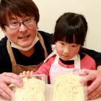 発表会の季節、代休の月曜日もたくさんお越しいただいて。 手打ちうどん作り体験教室 2017年2月 20170213-4.jpg – イリコスキー製麺所