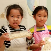 発表会の季節、代休の月曜日もたくさんお越しいただいて。 手打ちうどん作り体験教室 2017年2月 20170213-5.jpg – イリコスキー製麺所