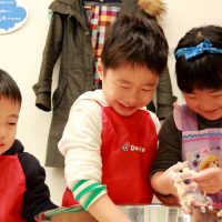 つんつくつんつく、穴だらけ。 手打ちうどん作り体験教室 2017年2月 20170218-1.jpg – イリコスキー製麺所