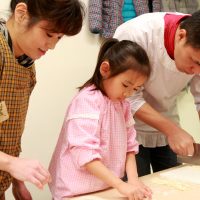 せっかく一緒の回になったんだから。 手打ちうどん作り体験教室 2017年2月 20170220-1.jpg – イリコスキー製麺所