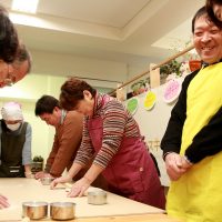 丁寧に、細いうどんができました 手打ちうどん作り体験教室 2017年2月 20170223-2.jpg – イリコスキー製麺所