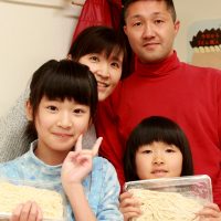 ひなまつりスペシャルのピンクの麺が続々と 手打ちうどん作り体験教室 2017年2月 20170225-5.jpg – イリコスキー製麺所