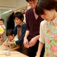 ひなまつりスペシャルのピンクの麺が続々と 手打ちうどん作り体験教室 2017年2月 20170225-7.jpg – イリコスキー製麺所