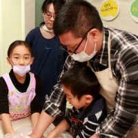 打ち粉で腕もお顔も真っ白のチビちゃん続出。 手打ちうどん作り体験教室 2017年2月 20170226-1.jpg – イリコスキー製麺所