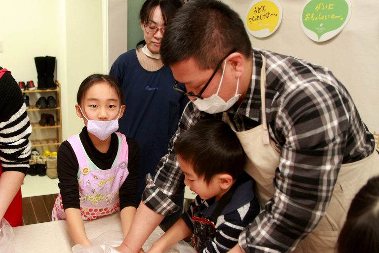 打ち粉で腕もお顔も真っ白のチビちゃん続出。 手打ちうどん作り体験教室 2017年2月 20170226-1.jpg – イリコスキー製麺所