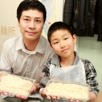 打ち粉で腕もお顔も真っ白のチビちゃん続出。 手打ちうどん作り体験教室 2017年2月 20170226-10.jpg – イリコスキー製麺所