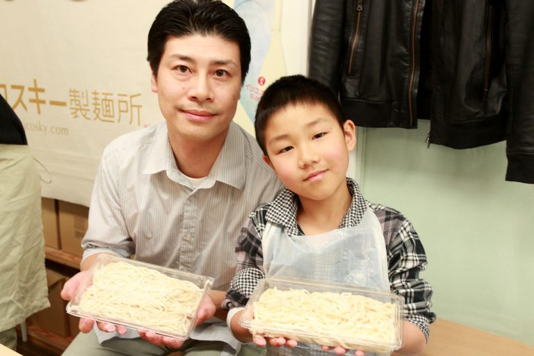 打ち粉で腕もお顔も真っ白のチビちゃん続出。 手打ちうどん作り体験教室 2017年2月 20170226-10.jpg – イリコスキー製麺所
