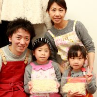 打ち粉で腕もお顔も真っ白のチビちゃん続出。 手打ちうどん作り体験教室 2017年2月 20170226-11.jpg – イリコスキー製麺所