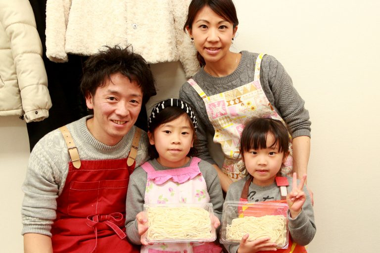 打ち粉で腕もお顔も真っ白のチビちゃん続出。 手打ちうどん作り体験教室 2017年2月 20170226-11.jpg – イリコスキー製麺所