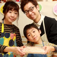 打ち粉で腕もお顔も真っ白のチビちゃん続出。 手打ちうどん作り体験教室 2017年2月 20170226-12.jpg – イリコスキー製麺所