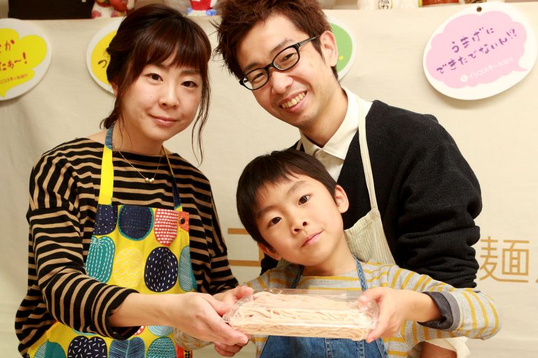 打ち粉で腕もお顔も真っ白のチビちゃん続出。 手打ちうどん作り体験教室 2017年2月 20170226-12.jpg – イリコスキー製麺所