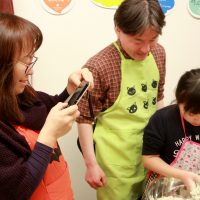 打ち粉で腕もお顔も真っ白のチビちゃん続出。 手打ちうどん作り体験教室 2017年2月 20170226-13.jpg – イリコスキー製麺所