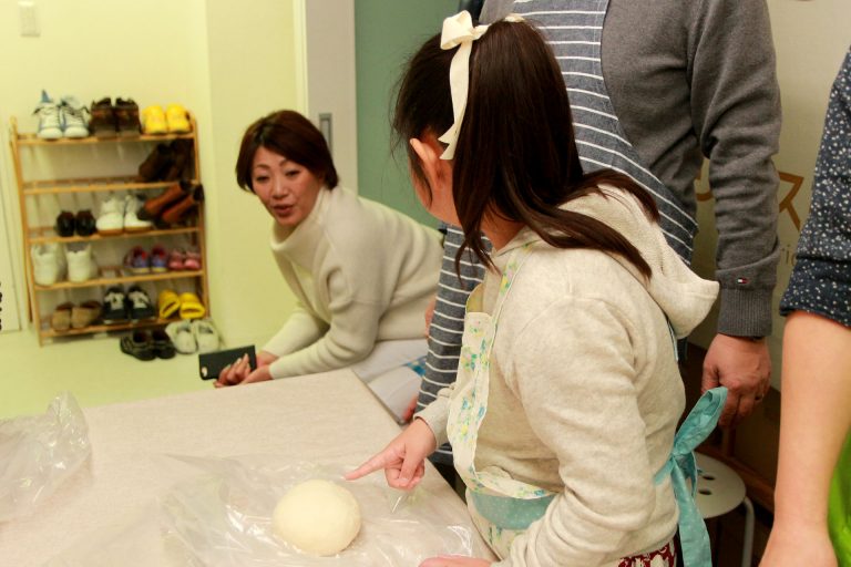 打ち粉で腕もお顔も真っ白のチビちゃん続出。 手打ちうどん作り体験教室 2017年2月 20170226-15.jpg – イリコスキー製麺所