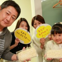 打ち粉で腕もお顔も真っ白のチビちゃん続出。 手打ちうどん作り体験教室 2017年2月 20170226-16.jpg – イリコスキー製麺所
