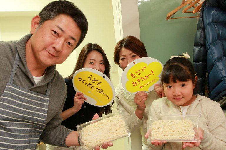 打ち粉で腕もお顔も真っ白のチビちゃん続出。 手打ちうどん作り体験教室 2017年2月 20170226-16.jpg – イリコスキー製麺所