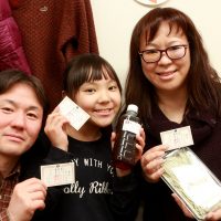 打ち粉で腕もお顔も真っ白のチビちゃん続出。 手打ちうどん作り体験教室 2017年2月 20170226-17.jpg – イリコスキー製麺所